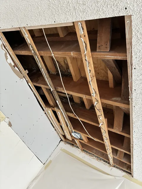 Ceiling opening — Before closure